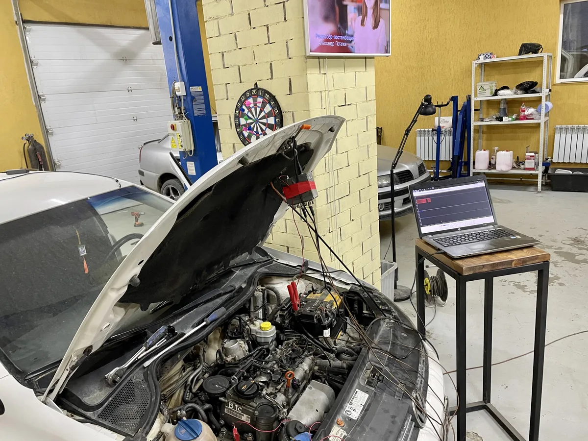 Автомобиль с подключённым диагностическим оборудованием в студии JECARS